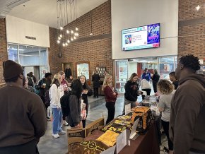 Smoothie bar serving students