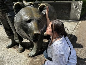 Kenzie Foyle and a bear statue in Edinburgh