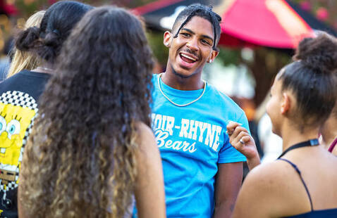 Students gather and talk during Welcome Weekend activity in Shaw Plaza