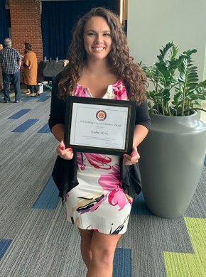 Kabre Heck accepts doctoral student award at Auburn.