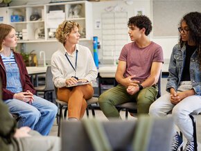 Group mental health session coordinated by nurse practitioner