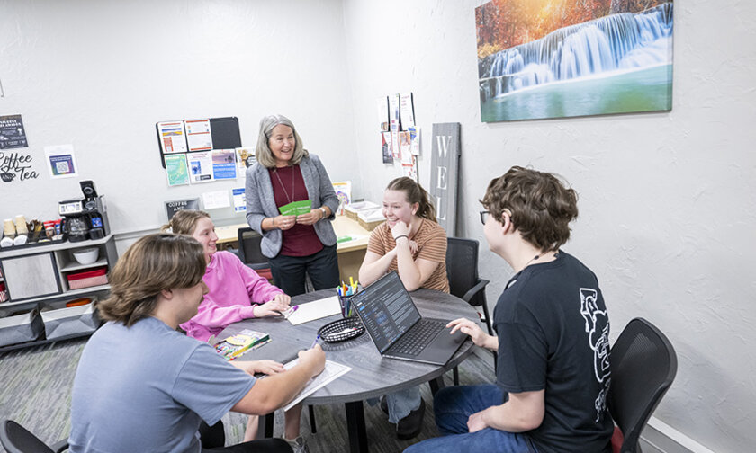 Debbie Tonnesen talks to a table of four students in the Clemmer-Long Center for Vocation and Purpose