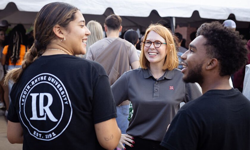 Summer McGee chats with two students at the President's Cookout on Welcome Weekend