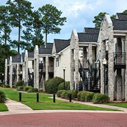 Exterior view of Columbia, SC student housing courtyard